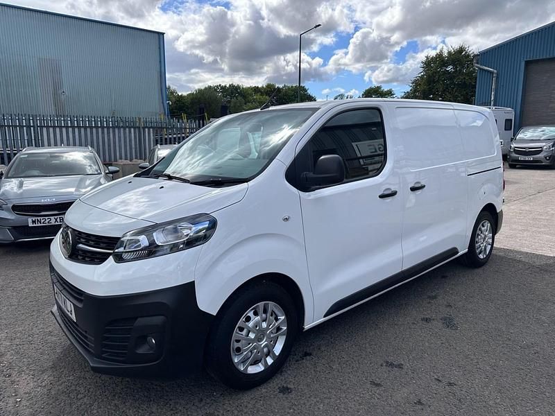 Used Vauxhall Vivaro 120 HP (88 kW) 2021 White MPV