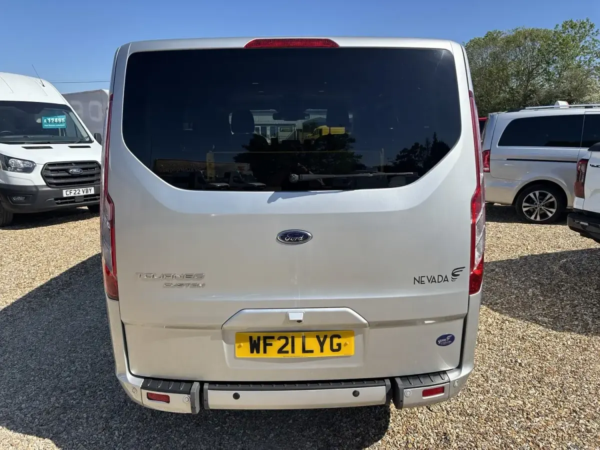 Begagnad Ford Tourneo Custom 2021 Silver Van