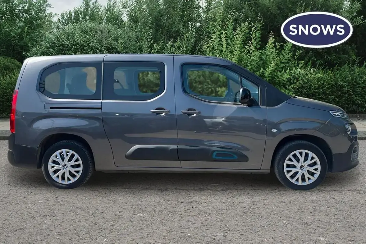 Usado Citroën e-Berlingo Feel 100 kW (136 CV) 2023 Gris Monovolumen