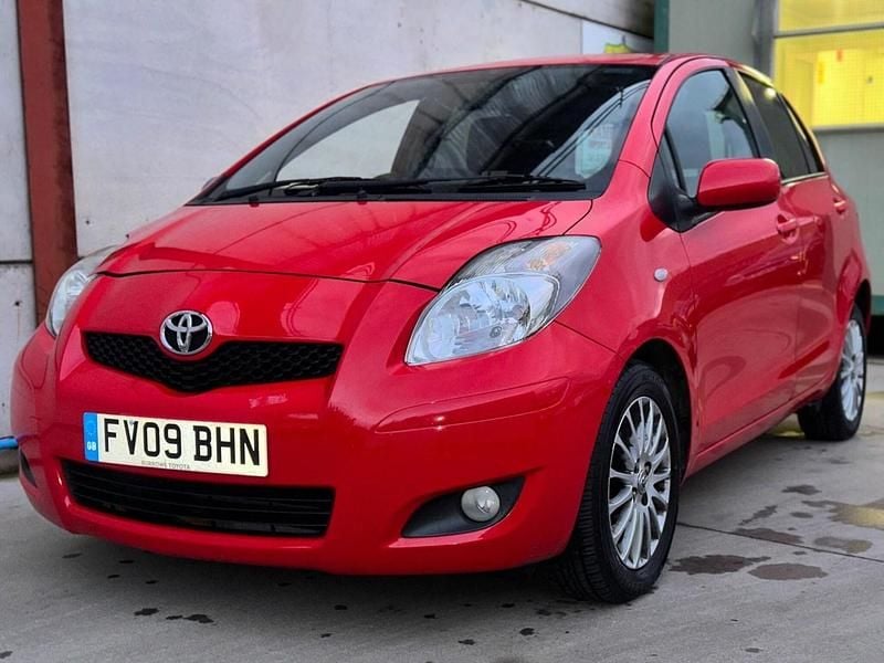 Begagnad Toyota Yaris SR 2009 Röd Halvkombi