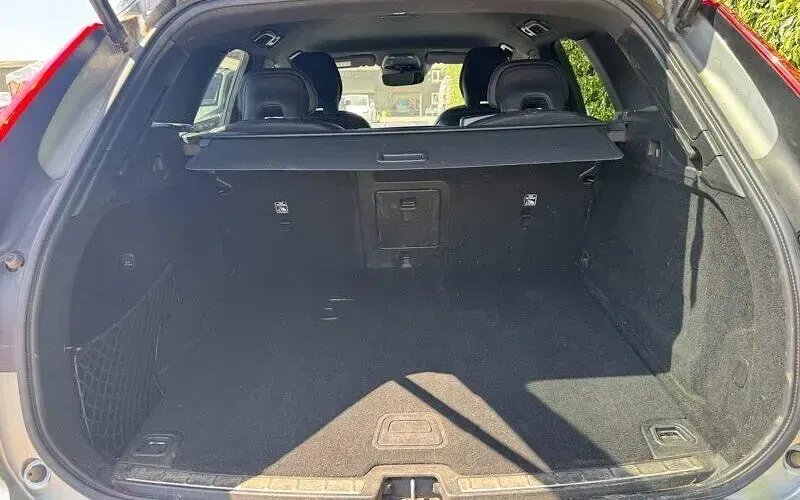 Used Volvo XC60 R-Design 190 HP (139 kW) 2019 Silver SUV