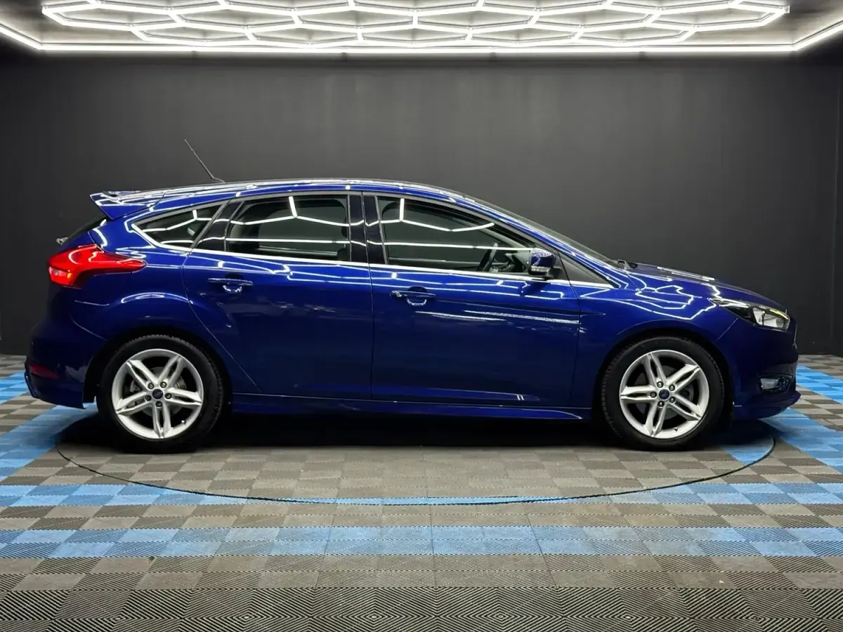 Used Ford Focus Zetec 2016 Blue Hatchback
