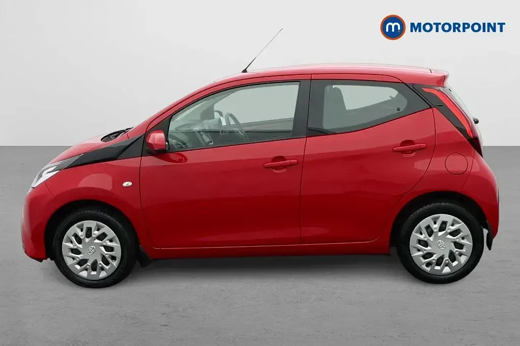 Used Toyota Aygo X-play 72 HP (52 kW) 2021 Red Hatchback