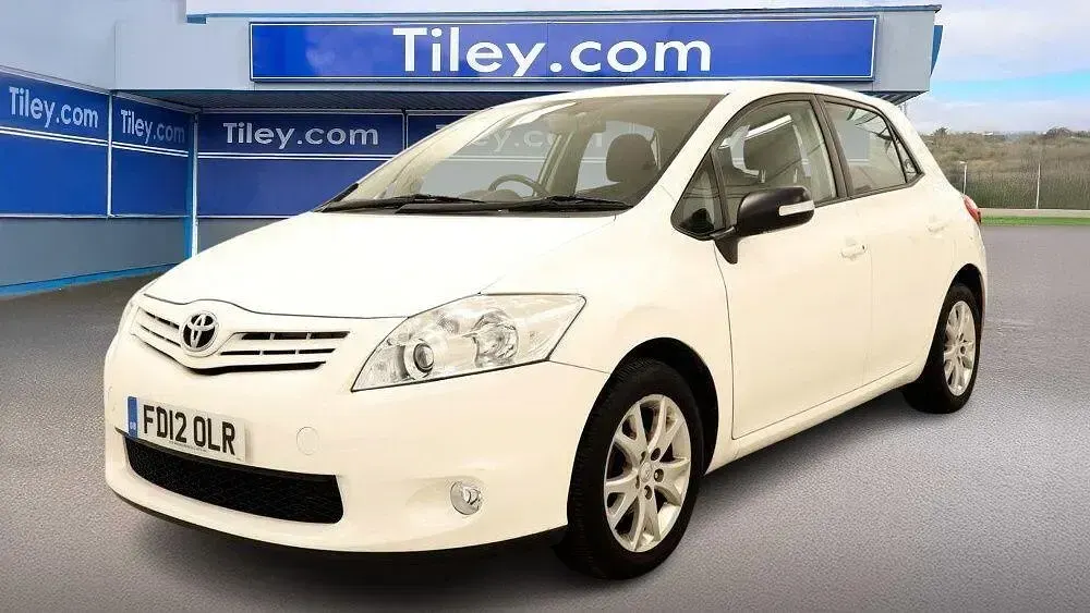 Used Toyota Auris 132 HP (97 kW) 2012 White Hatchback