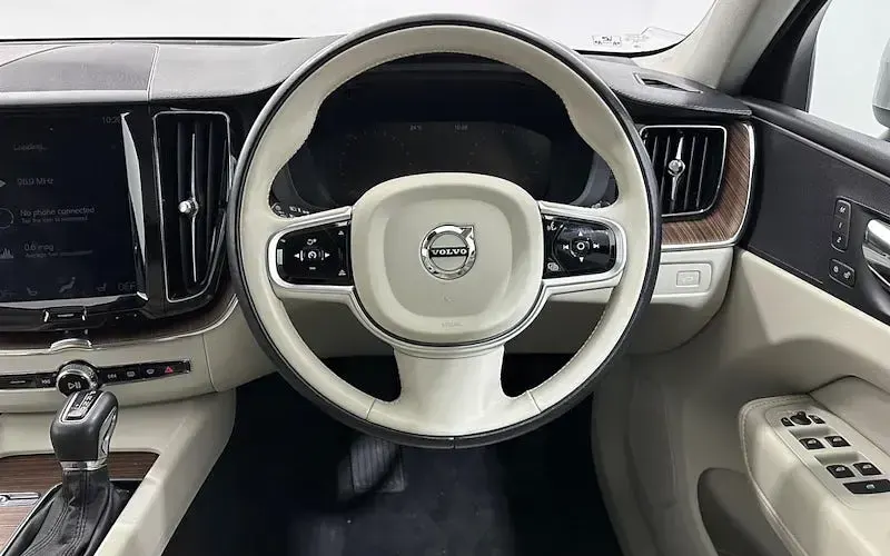 Used Volvo XC60 Inscription 250 HP (183 kW) 2018 Silver SUV