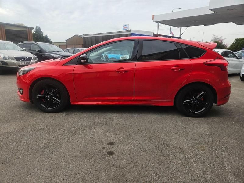 Używany Ford Focus Zetec 182 KM (133 kW) 2016 Czerwony Hatchback