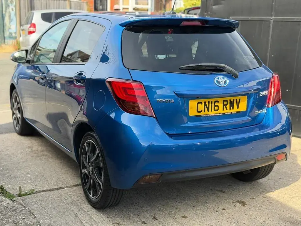 Used Toyota Yaris Design 100 HP (73 kW) 2016 Blue Hatchback