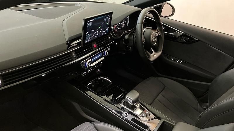 Used Audi A4 Black Edition 204 HP (150 kW) 2022 White Sedan