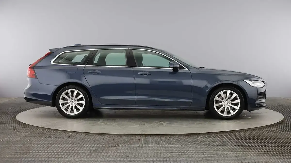 Used Volvo V90 Momentum 194 HP (142 kW) 2022 Blue Estate