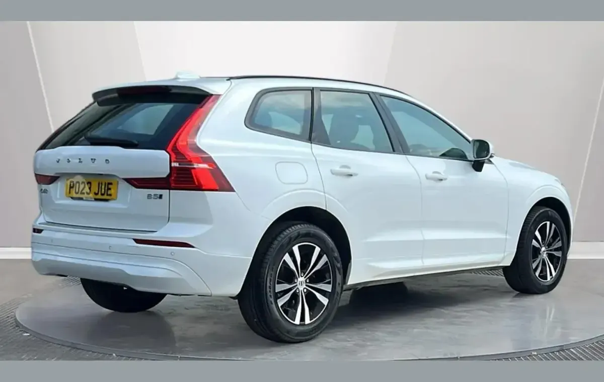Used Volvo XC60 Core 247 HP (181 kW) 2023 White SUV
