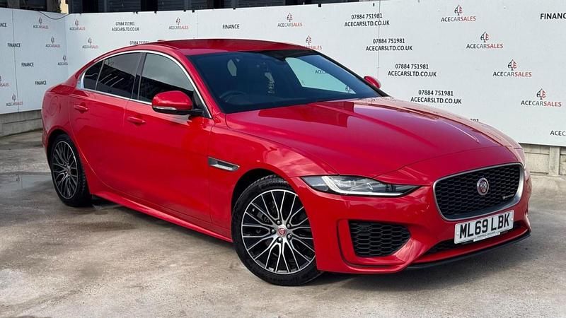 Begagnad Jaguar XE R-Dynamic 300 HK (220 kW) 2019 Röd Sedan