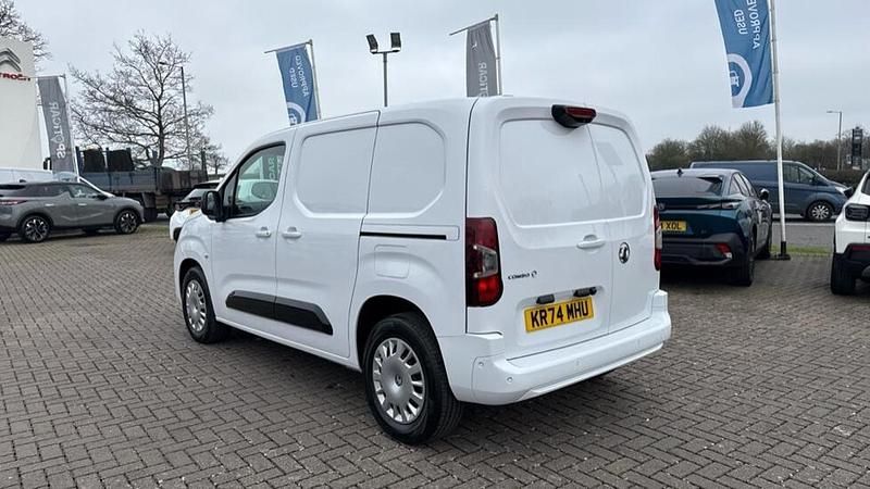 Used Vauxhall Combo 98 kW (134 HP) 2024 White MPV