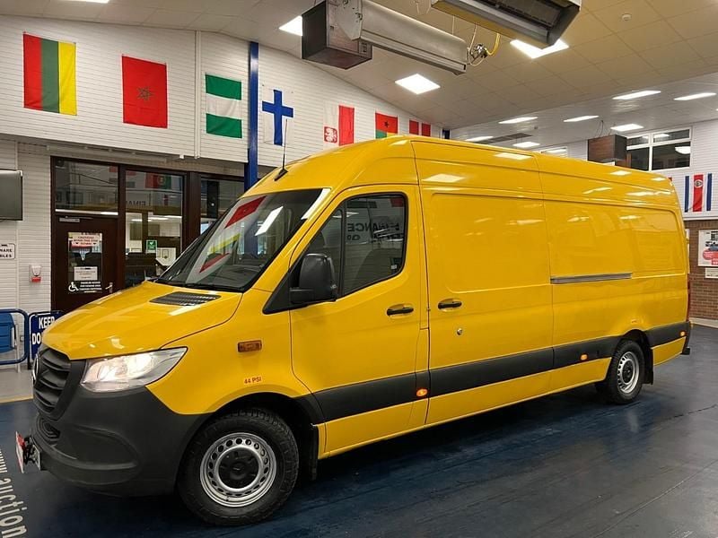 Used Mercedes Sprinter Progressive 143 HP (105 kW) 2020 Yellow Van