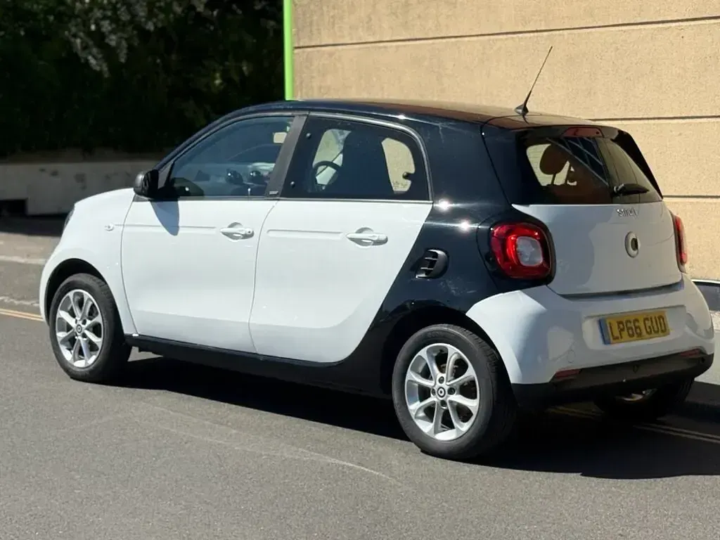 Used Smart ForFour Passion 71 HP (52 kW) 2017 White Hatchback