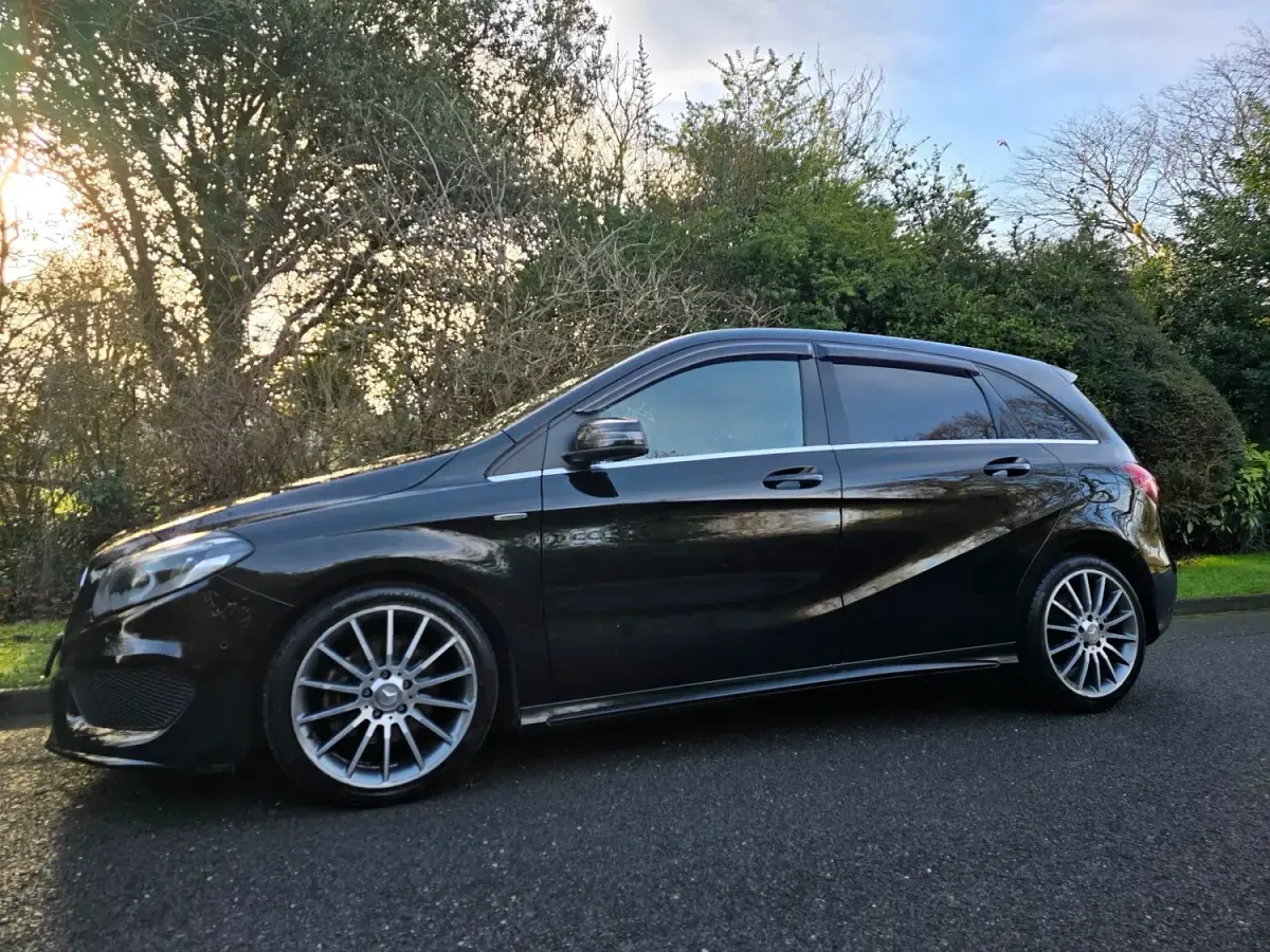 Used Mercedes B180 AMG Line Premium 122 HP (89 kW) 2015 Black Hatchback