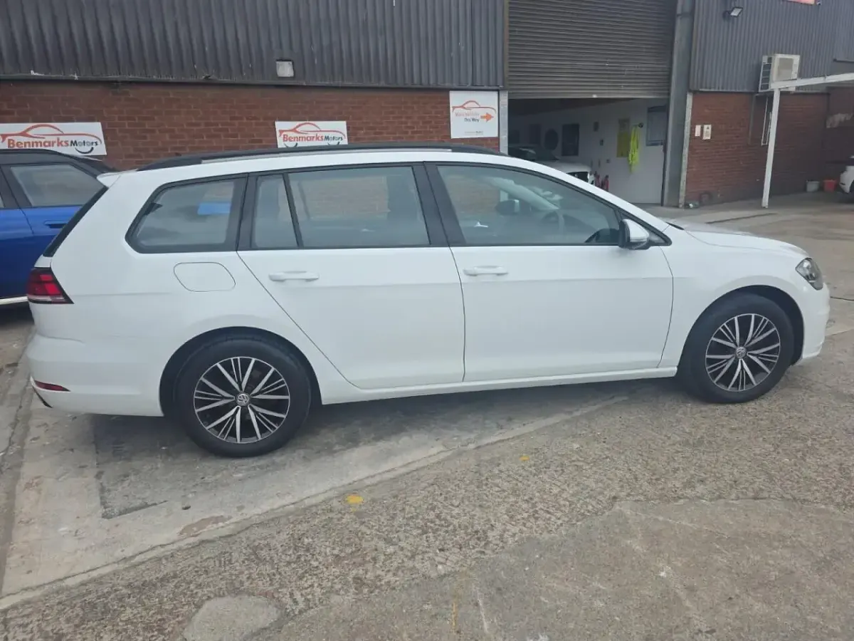 Used VW Golf VII SE 125 HP (91 kW) 2017 White Estate