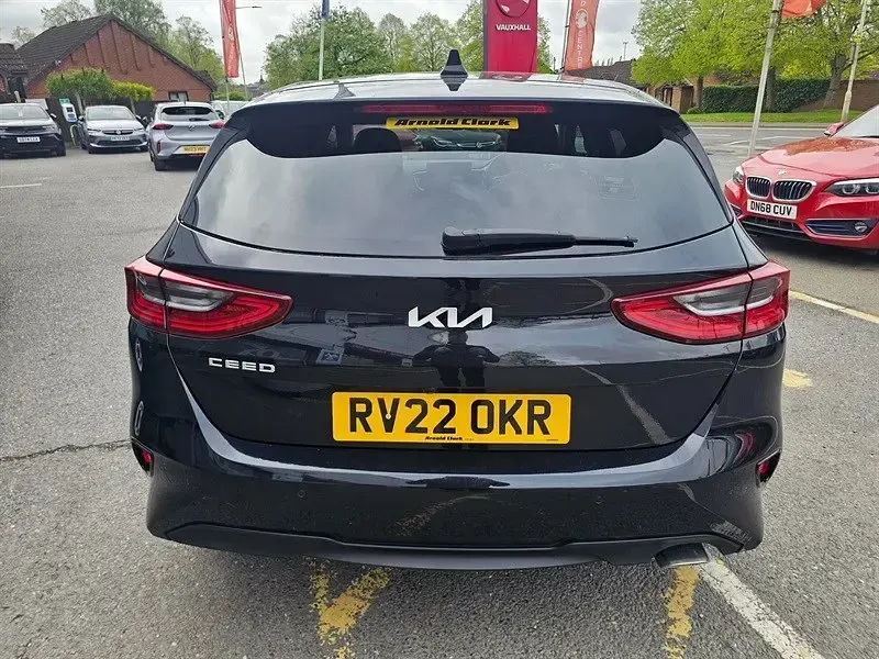 Usado Kia Ceed 158 CV (116 kW) 2022 Negro Utilitario