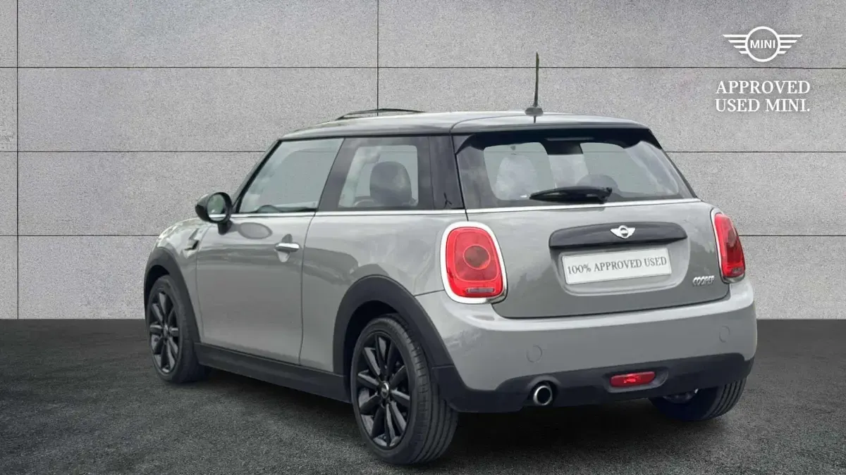 Usado Mini Cooper Hatch 134 CV (98 kW) 2017 Gris Utilitario