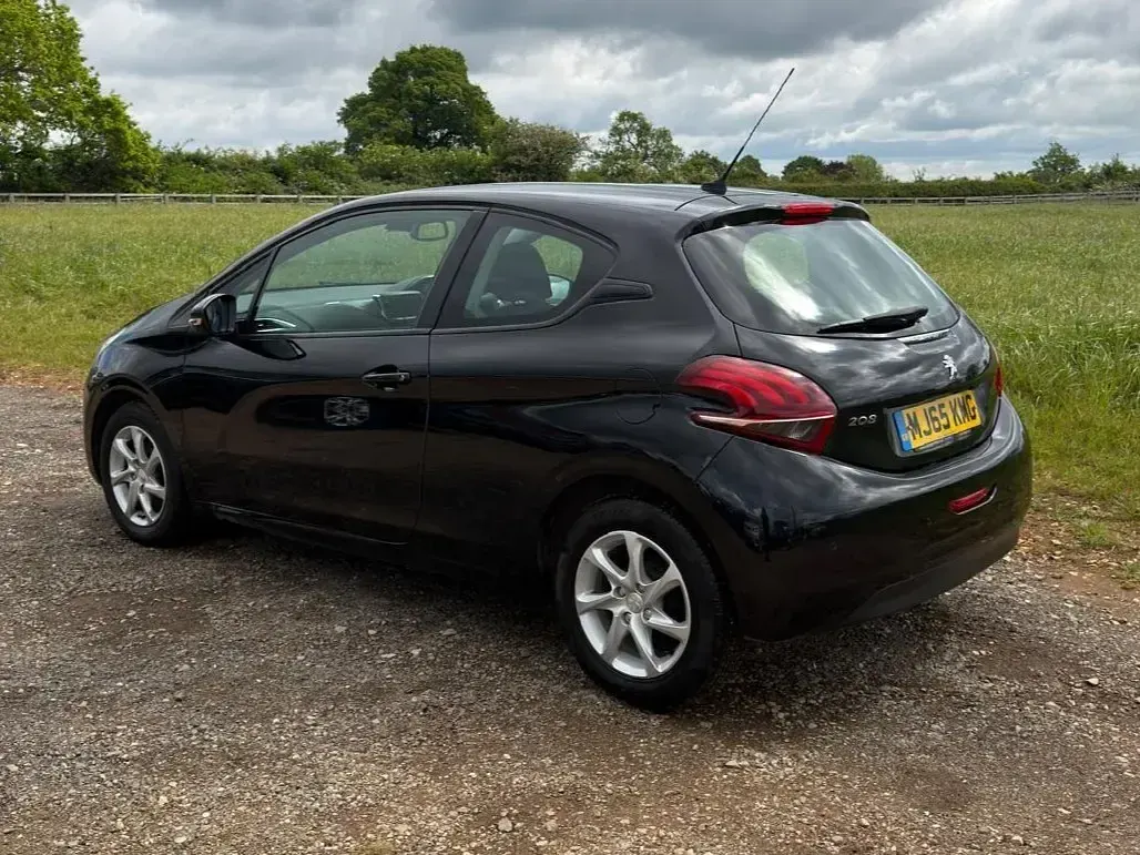 Used Peugeot 208 Active 68 HP (50 kW) 2015 Black Hatchback