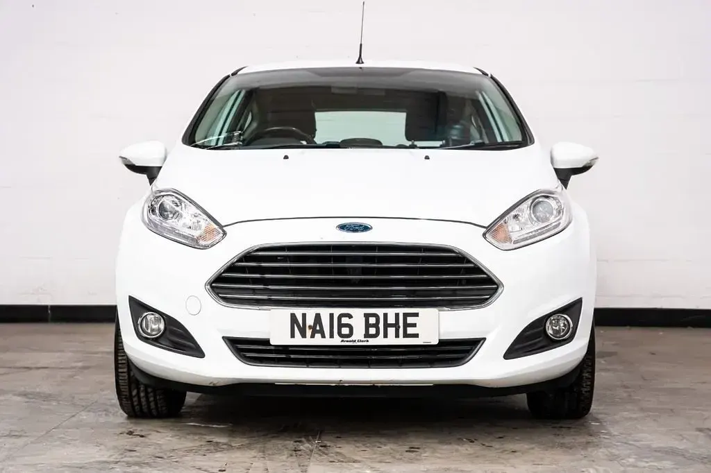 Used Ford Fiesta Zetec 80 HP (58 kW) 2016 White Hatchback