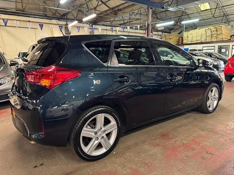 Used Toyota Auris 132 HP (97 kW) 2014 Grey Hatchback