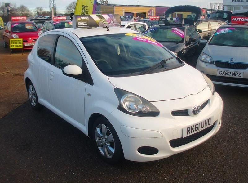 Used Toyota Aygo 67 HP (49 kW) 2011 White Hatchback