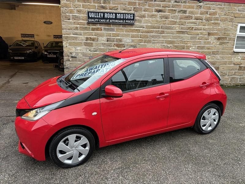 Used Toyota Aygo X-play 68 HP (50 kW) 2016 Red Hatchback