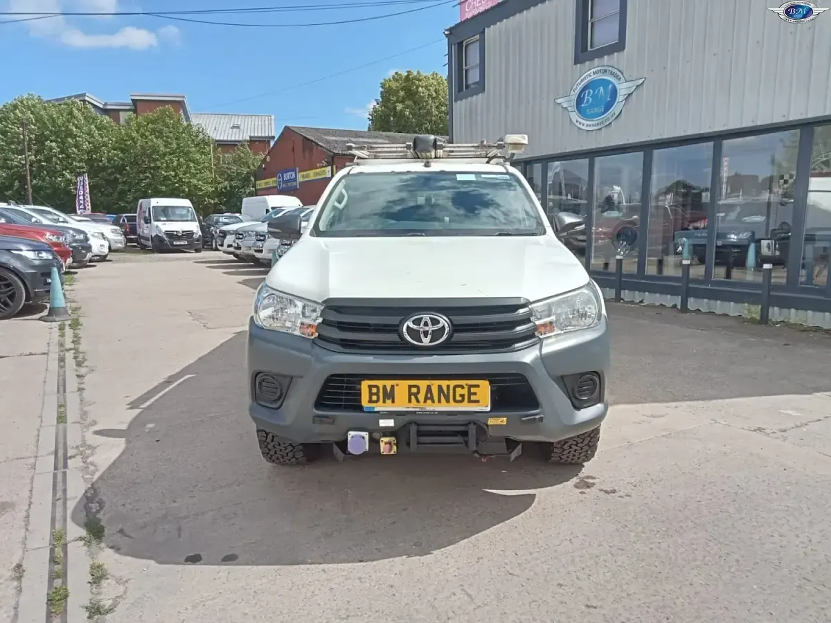 Used Toyota HiLux Active 150 HP (110 kW) 2018 White Pickup