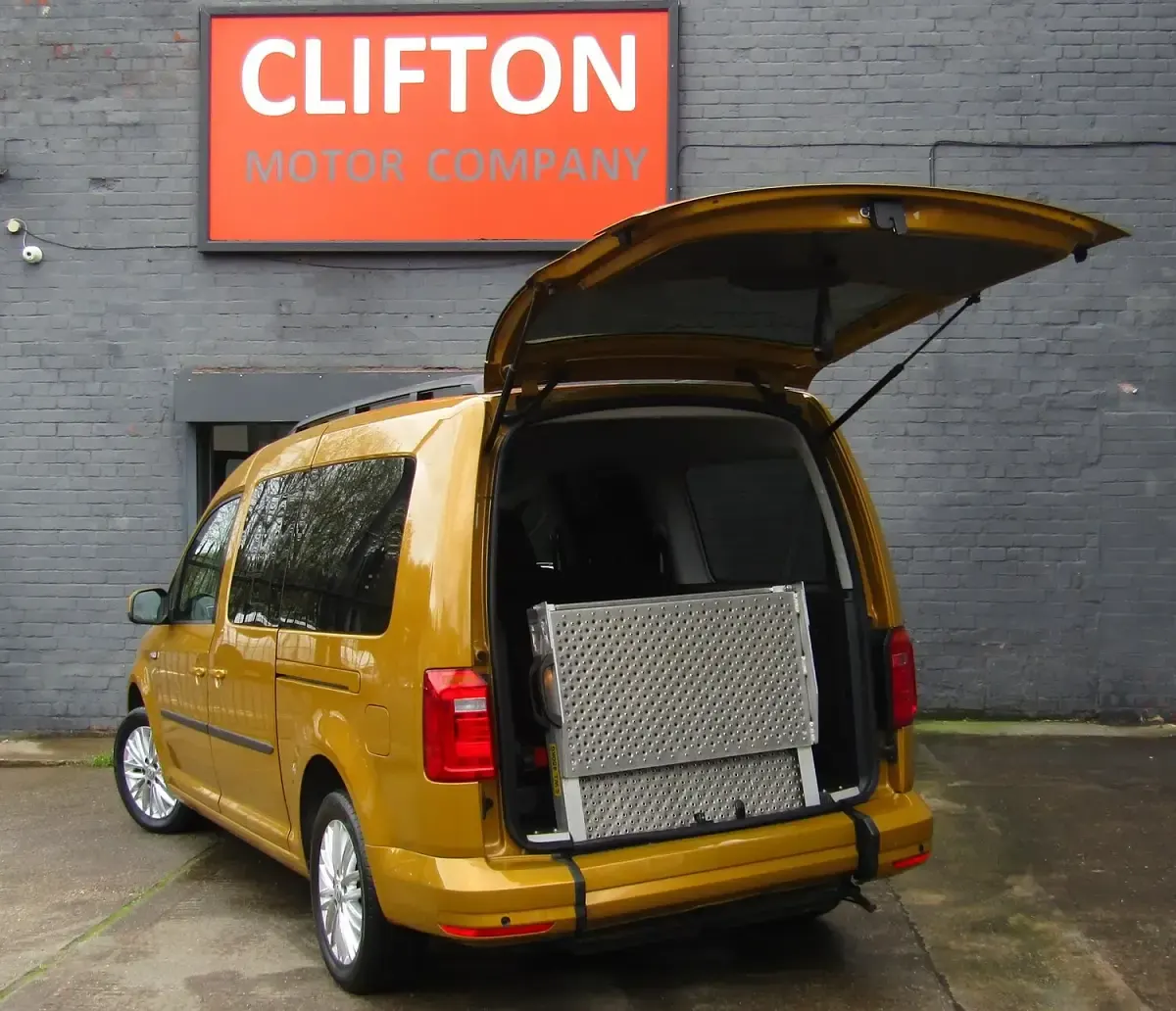 Used VW Caddy Life 122 HP (89 kW) 2021 Yellow MPV