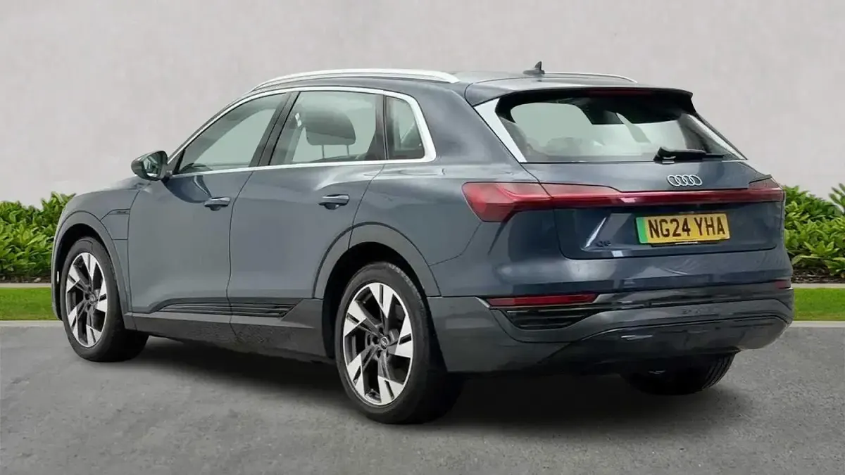 Używany Audi Q8 Sport 340 KM (250 kW) 2024 Niebieski SUV