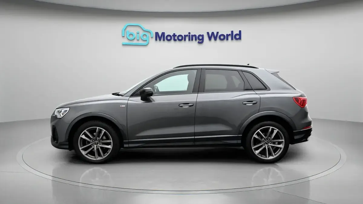 Usado Audi Q3 Black Edition 150 HP (110 kW) 2022 Cinzento SUV