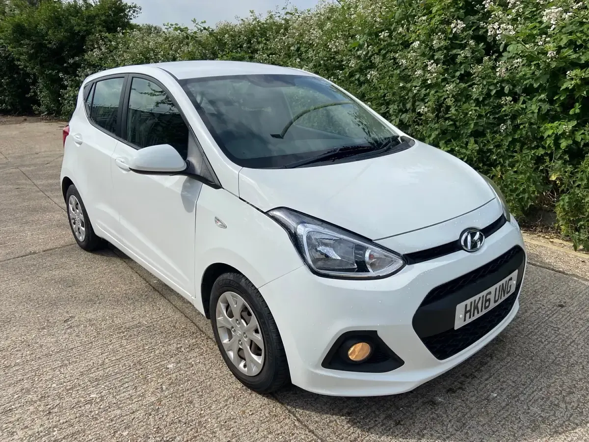 Käytetty Hyundai i10 SE 67 HP (49 kW) 2016 Valkoinen Viistoperä