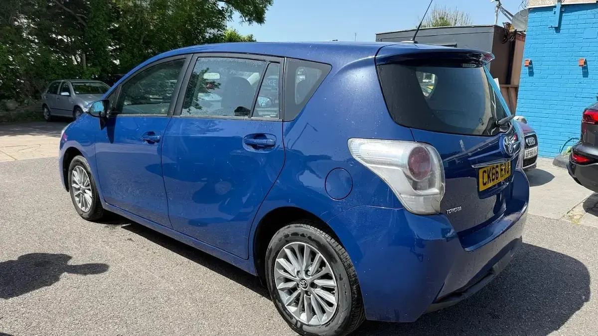 Used Toyota Verso 132 HP (97 kW) 2016 Blue MPV