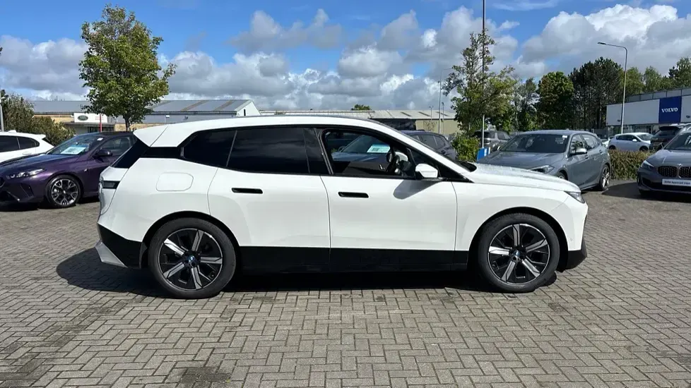 Usado BMW iX M Sport 236 kW (322 CV) 2022 Blanco SUV