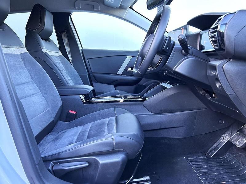 White Used 2024 Citroën C4 X PureTech SUV | £16,255 (Fair price) - Image 1/2