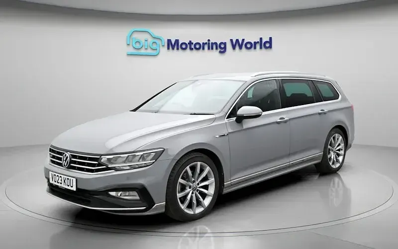 Usado VW Passat R-line 150 HP (110 kW) 2023 Cinzento Carrinha
