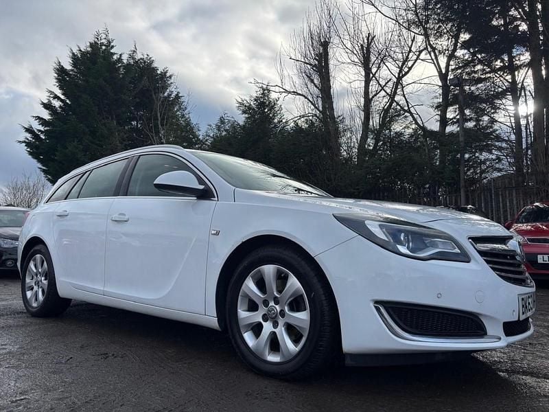 Used Vauxhall Insignia 163 HP (119 kW) 2013 White Estate