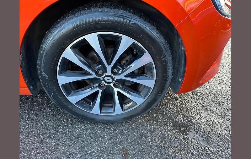 Used Renault Clio V Evolution 90 HP (66 kW) 2023 Orange  Hatchback