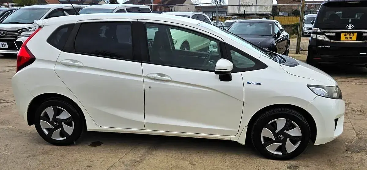 Used Honda Fit Hybrid 109 HP (80 kW) 2026 White Hatchback