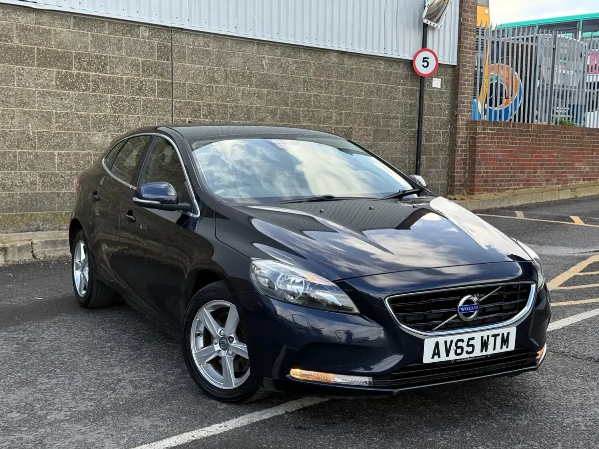 Used Volvo V40 SE 2015 Blue Hatchback