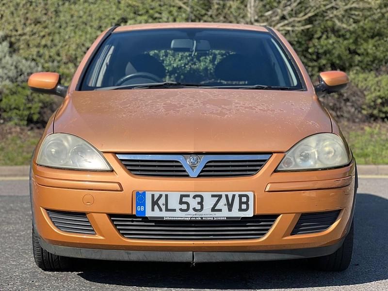 Used Vauxhall Corsa Design Edition 79 HP (58 kW) 2003 Gold Hatchback