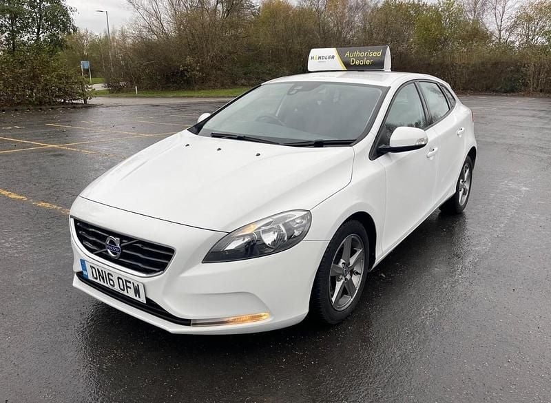 Used Volvo V40 120 HP (88 kW) 2016 White Hatchback