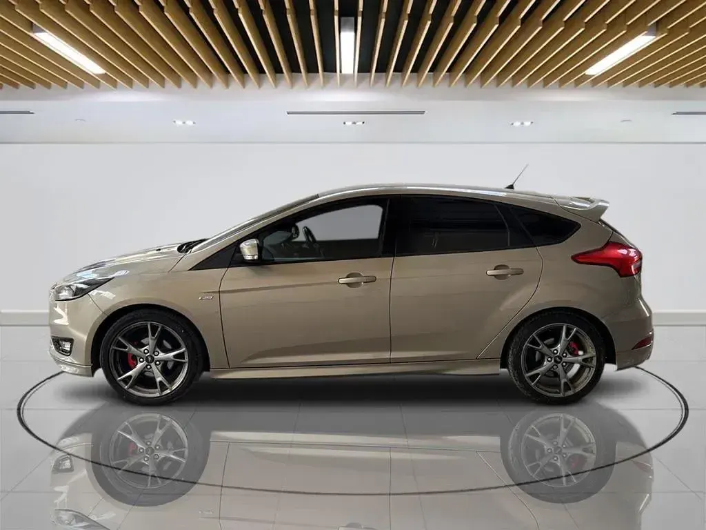 Used Ford Focus ST-Line X 140 HP (102 kW) 2018 Silver Hatchback