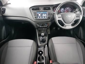 Begagnad Hyundai i20 SE 84 HK (61 kW) 2020 Röd Halvkombi