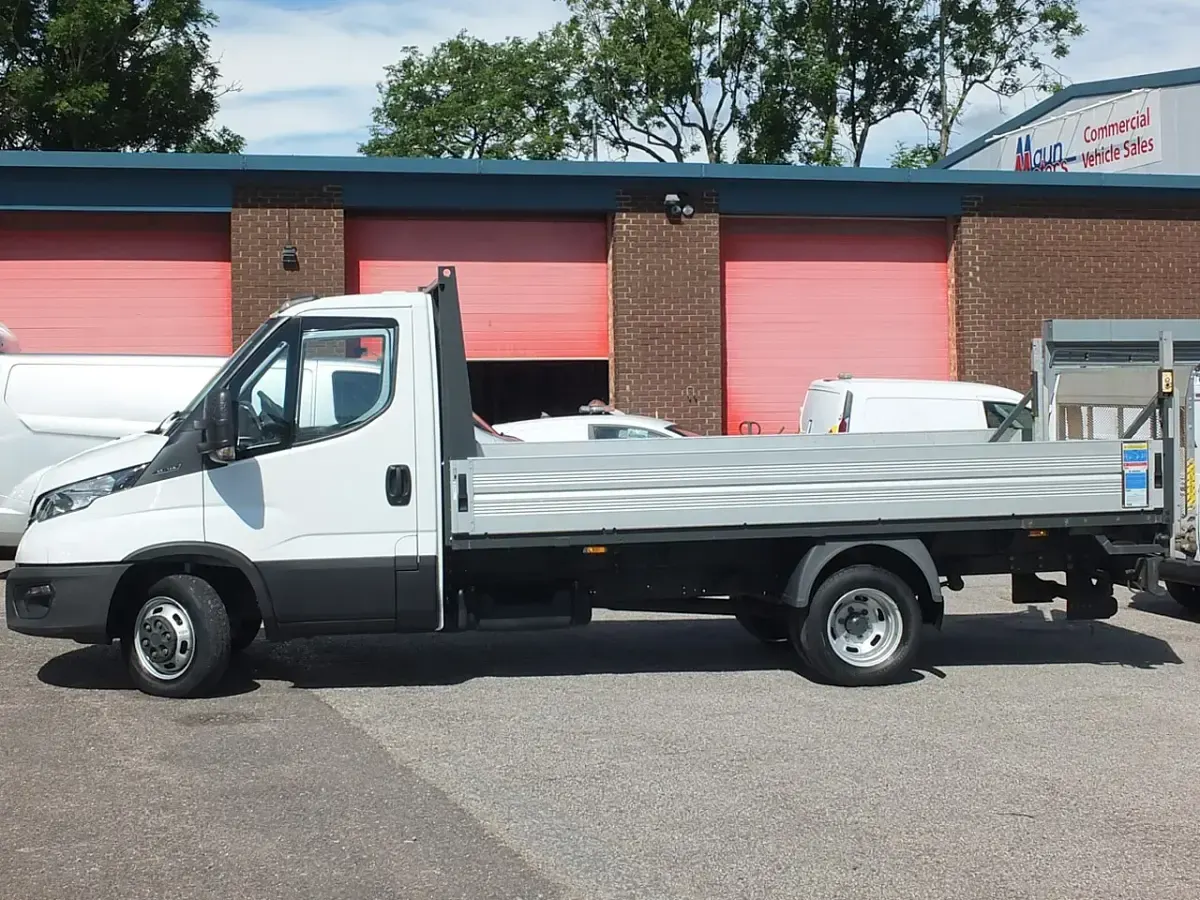 Used Iveco Daily 136 HP (100 kW) 2022 White
