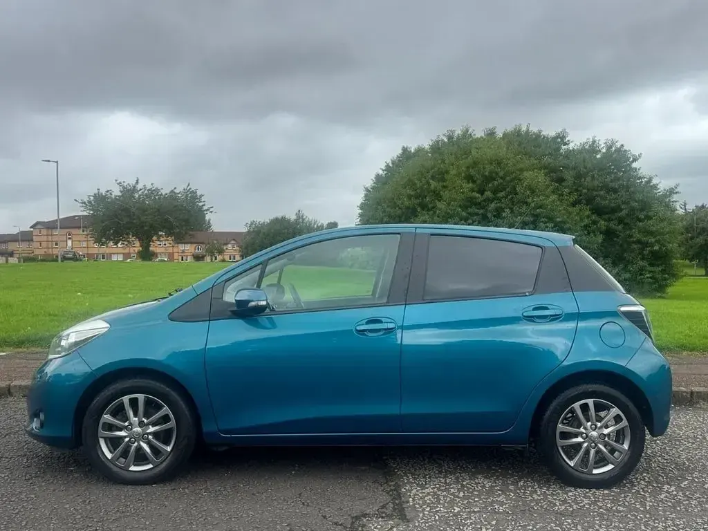 Used Toyota Yaris Plus 99 HP (72 kW) 2014 Blue Hatchback