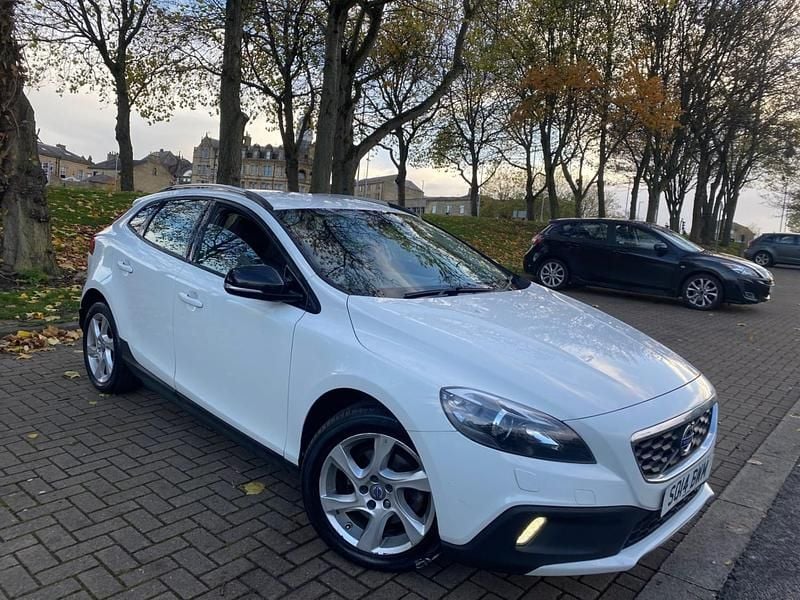 White Used 2014 Volvo V40 CC Estate | £4,390 (Good price) - Image 1/4