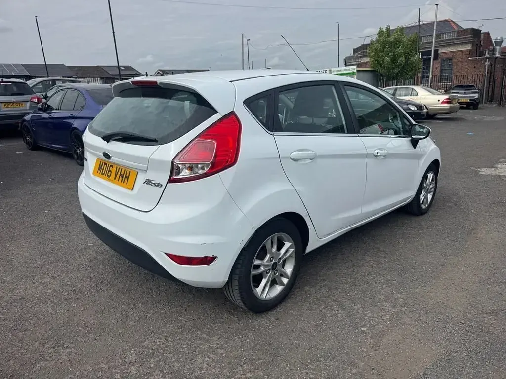 Używany Ford Fiesta Zetec 2016 Biały Hatchback