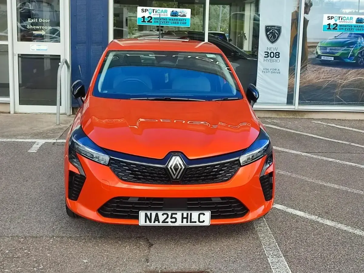 Used Renault Clio Evolution 140 HP (102 kW) 2025 Orange Hatchback