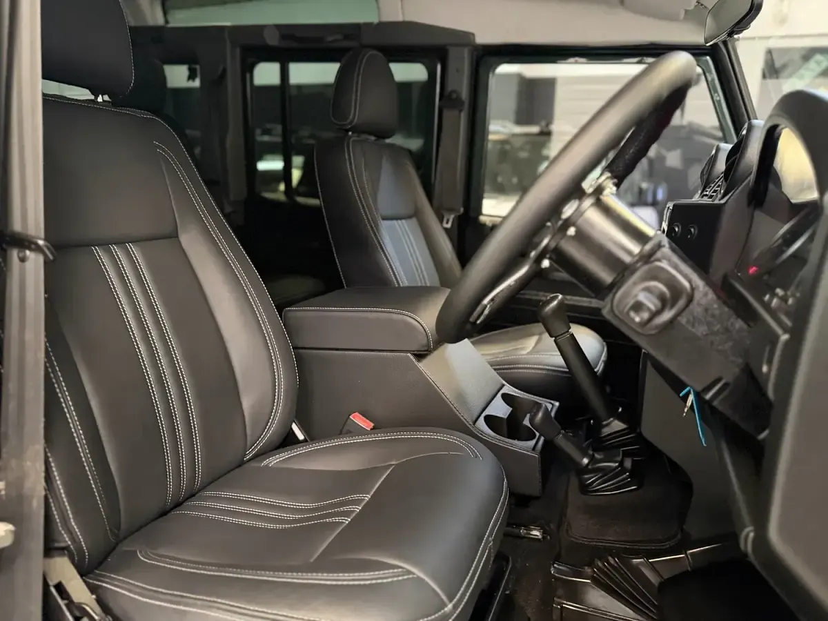 Used Land Rover Defender 122 HP (89 kW) 2010 Green Estate